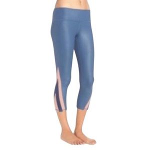 New NwT Alo Yoga Capri Legging Pants